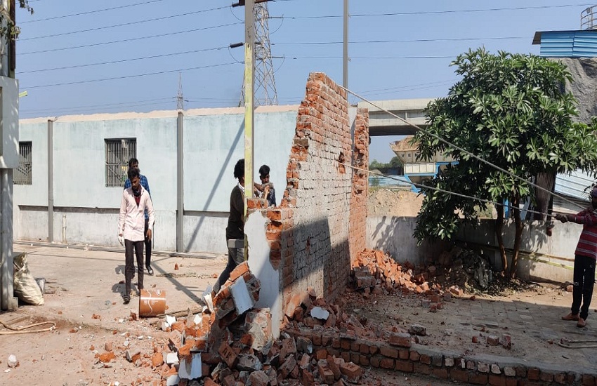 Ahmedabad : अवैध निर्माण वाली तीन इकाइयों को ढहाया