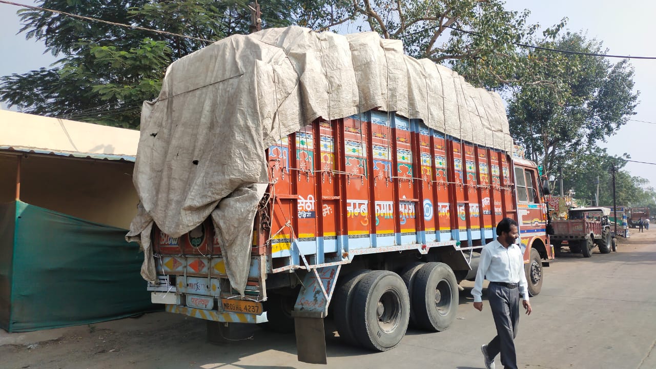 इंदौर-बैतूल हाइवे पर सक्रिय चोर गिरोह... चापड़ा क्षेत्र में दिनदहाड़े हो रही ट्रक कटिंग, परचून पर हाथ किया साफ