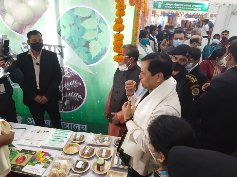 जब सर्बानंद सोणोवाल ने चखा काले तिल के लड्डू का स्वाद