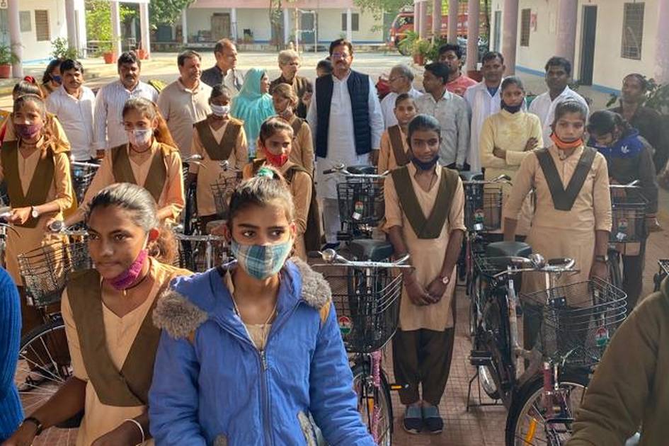 मंत्री आंजना ने छात्राओं को साइकिल वितरण की