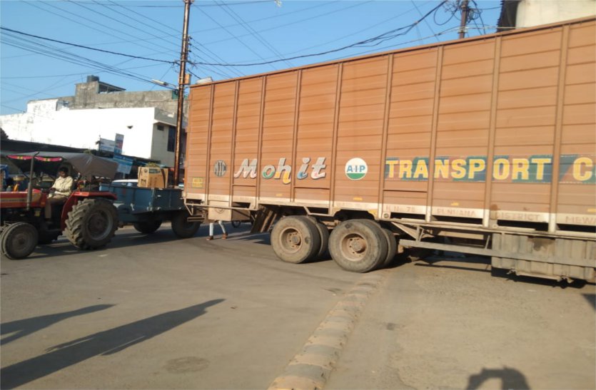 Traders built warehouses in residential areas, heavy vehicles come out