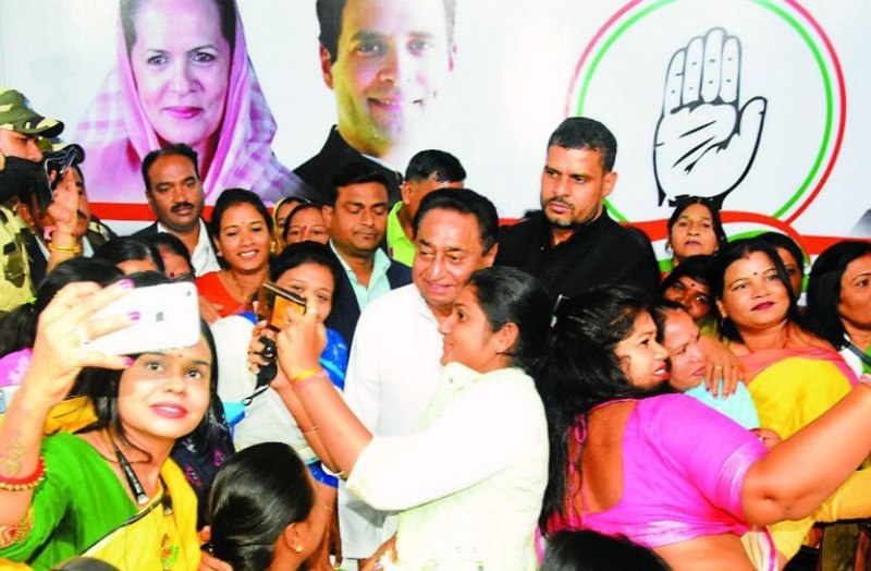 महिलाओं से घिरे रहे कमलनाथ, जमकर ली फोटो-सेल्फी