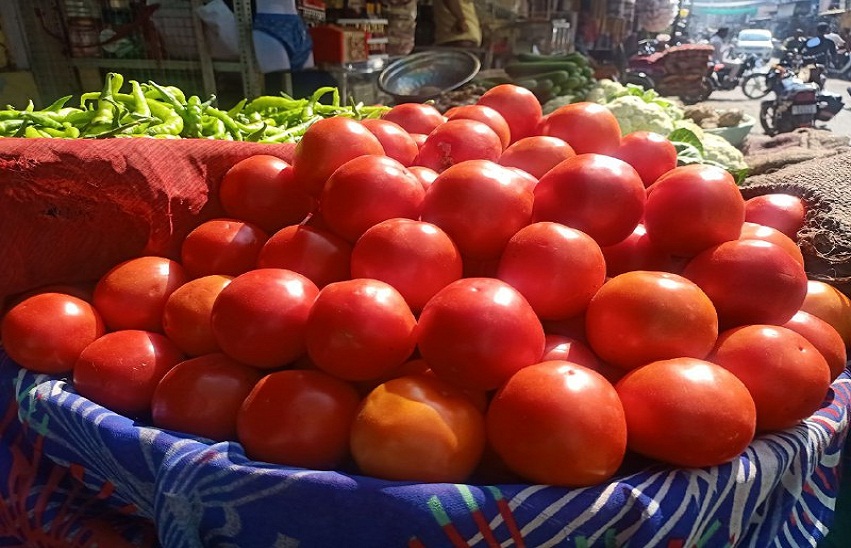 Tomato prices...टमाटर हुआ सुर्ख , भाव 100 रुपए तक पहुंचे