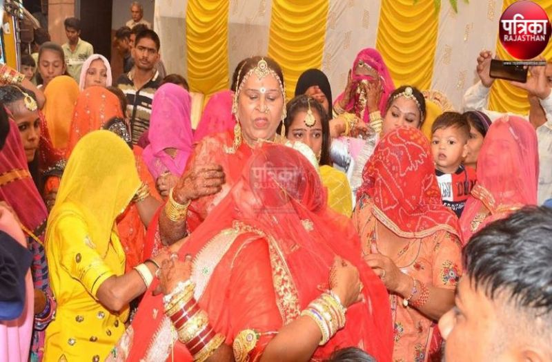 VIDEO : किन्नरों ने कलेजा ‘कठोर’ कर नम आंखों से धूमधाम के साथ बेटी ‘कोमल’ को ‘पवन’ के साथ दी विदाई