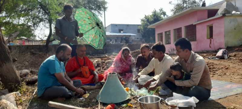 परिक्रमावासियों के लिए धर्मशाला बनाने युवक ने किया भूमिदान