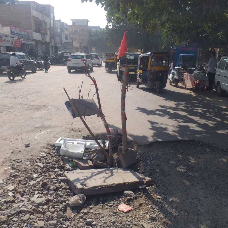 सीवरेज चैंबर तीन महीनों से बदहाल, न अधिकारी ध्यान दे रहे न जनप्रतिनिधि