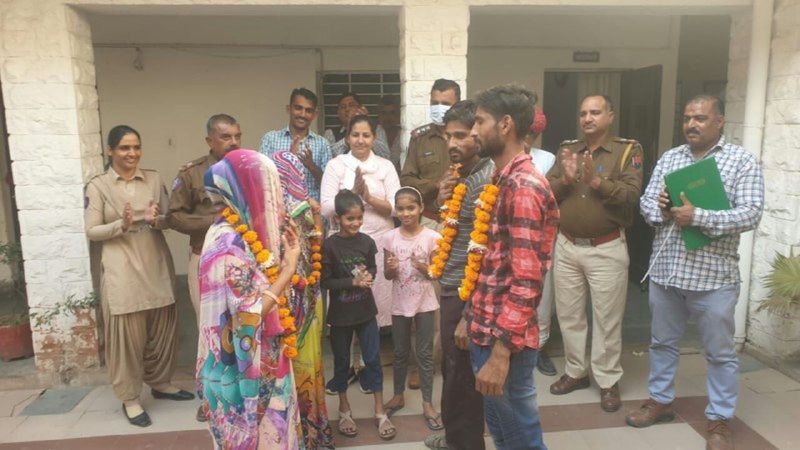 आठ साल से अलग दो युगल मिले तो दूर हुए गिले-शिकवे