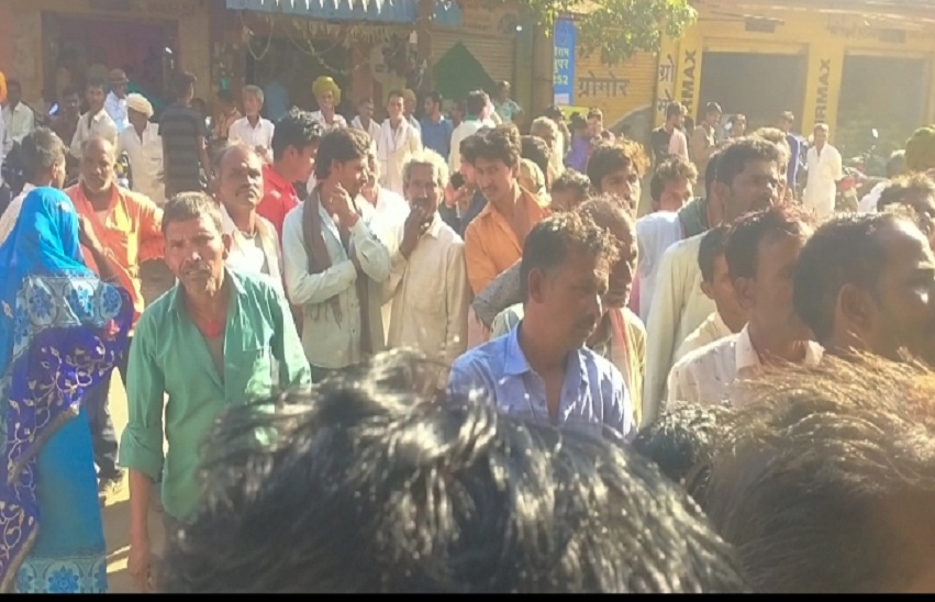 Urea crisis in Rajasthan...राजस्थान के इस जिले में पुलिस के पहरे पर बंट रहा यूरिया
