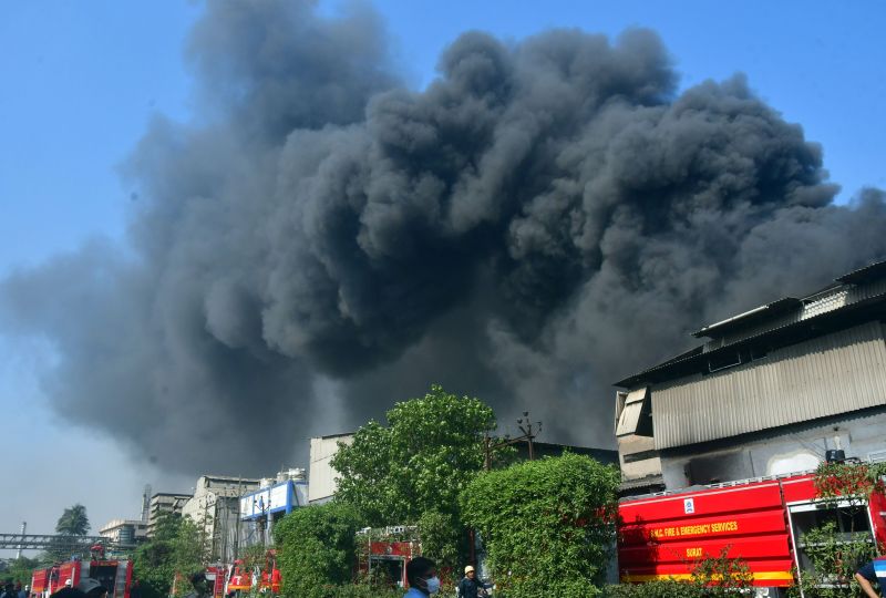 FIRE IN SURAT : पांडेसरा जीआइडीसी की डाईंग मिल में भीषण आग
