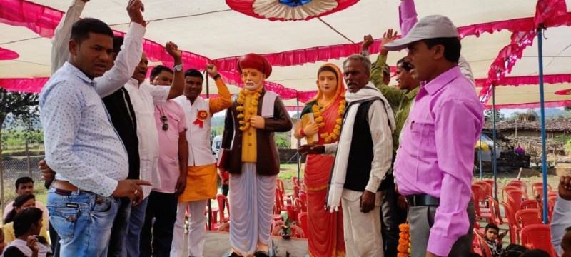 ज्योतिबा फुले, सावित्री बाई फुले की प्रतिमा का हुआ अनावरण