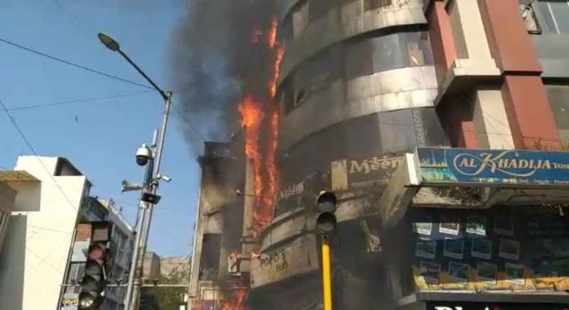 रिलीफ रोड पर रेडीमेड कपड़े के कारखाने में आग, जनहानि नहीं