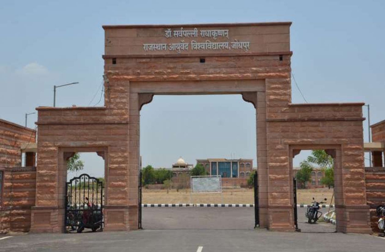 रेजिडेंट डॉक्टर्स को फेल करने वाले शिक्षक को 4 महीने बाद एचओडी से हटाया