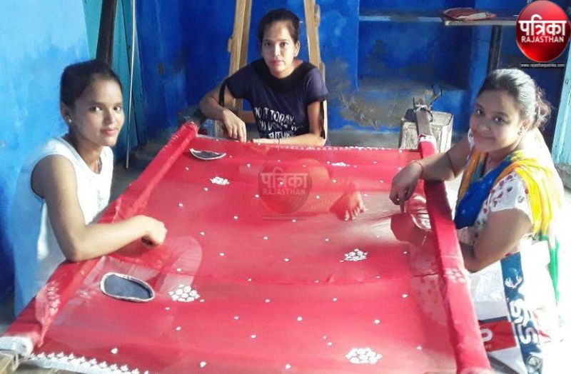 हाथों की अंगुलियों पर धागों को नचाकर करते हैं जरदोजी