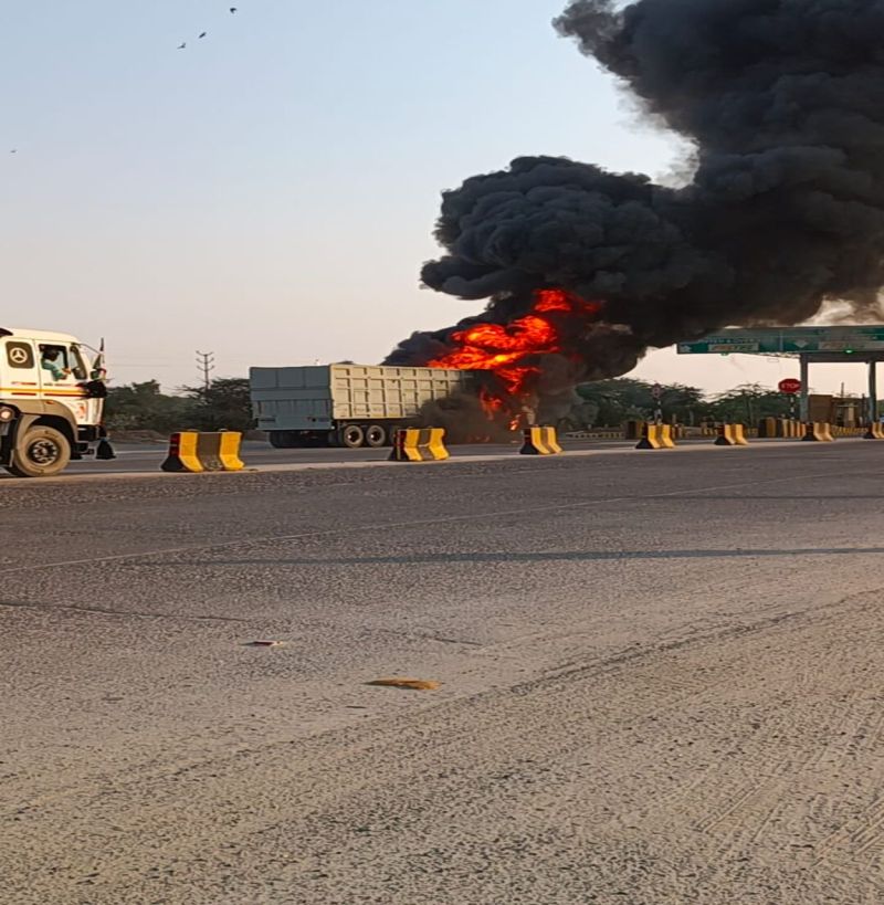 राजमार्ग पर चलते ट्रेलर में लगी आग, चालक ने कूदकर बचाई जान