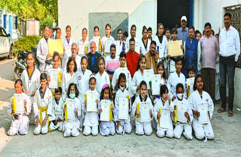 खिलाडिय़ों को बेल्ट देकर किया सम्मानित