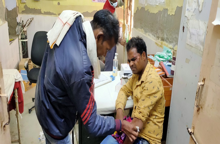 शादी में से लौट रहे युवक की बाइक ओवरटेक में भिड़ी, भाभी की मौत