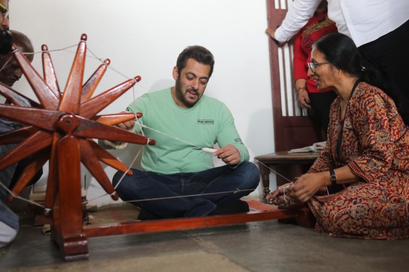 Salman Khan: सलमान खान ने किया गांधी आश्रम का दौरा, चरखे पर हाथ आजमाया