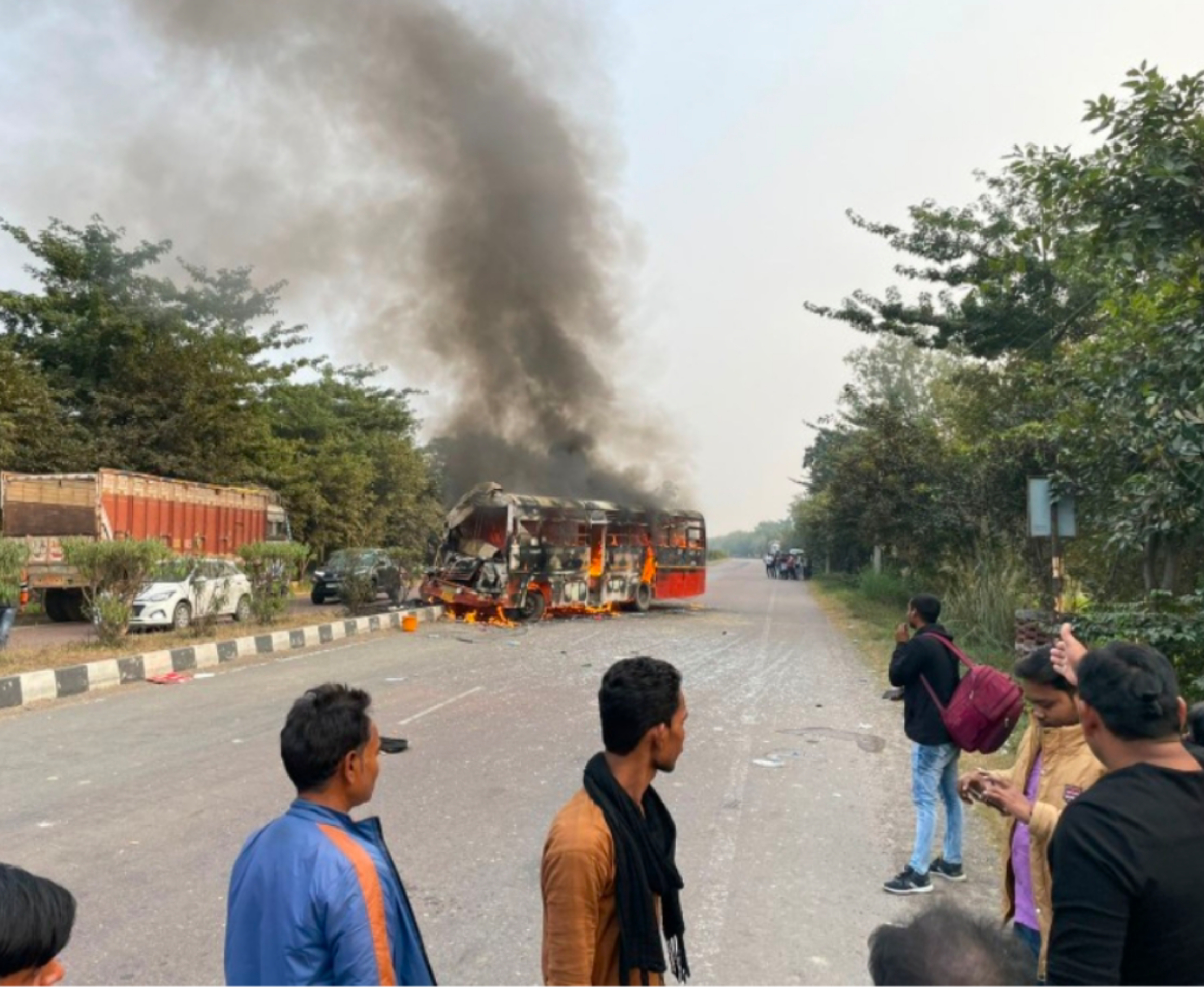 रायबरेली से लखनऊ जा रही है बस के टकराने से बस में लगी आग, यात्रियों में मची अफरा-तफरी कई घायल