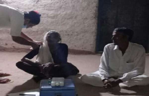 जामनगर जिले के ग्रामीण क्षेत्र में घर पर एक बुजुर्ग महिला को कोरोनारोधीटीका लगाती स्वास्थ्य विभाग की महिला कर्मचारी।