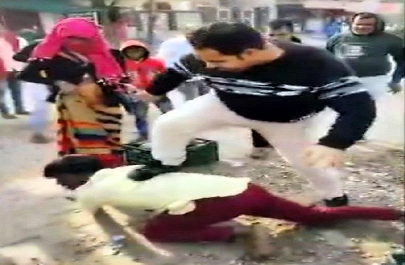 बूढ़ी आंखों से बहते रहे आंसू, वे बने रहे बेरहम