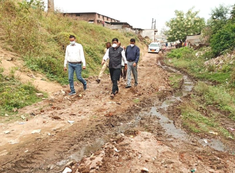If the car did not run in the mud, the collector reached on foot