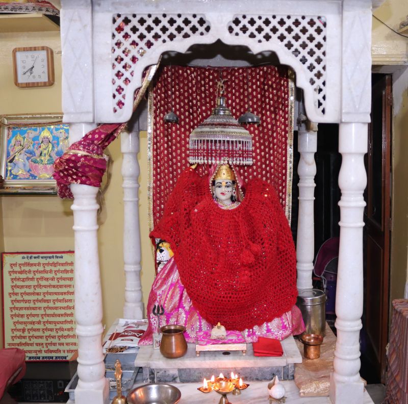 सर्दी बढ़ी, ठाकुरजी ने भी ओढ़े शॉल-दुशाले