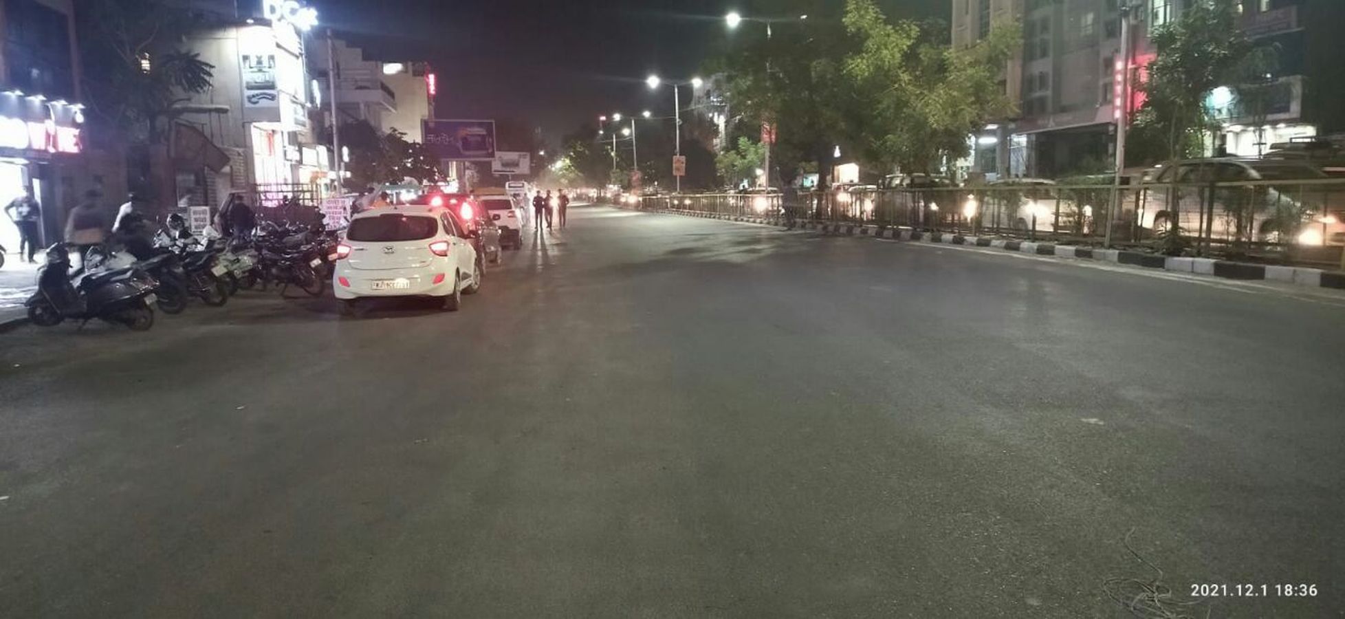 सुचारू यातायात के लिए क्रेनों से हटवाए ठेले