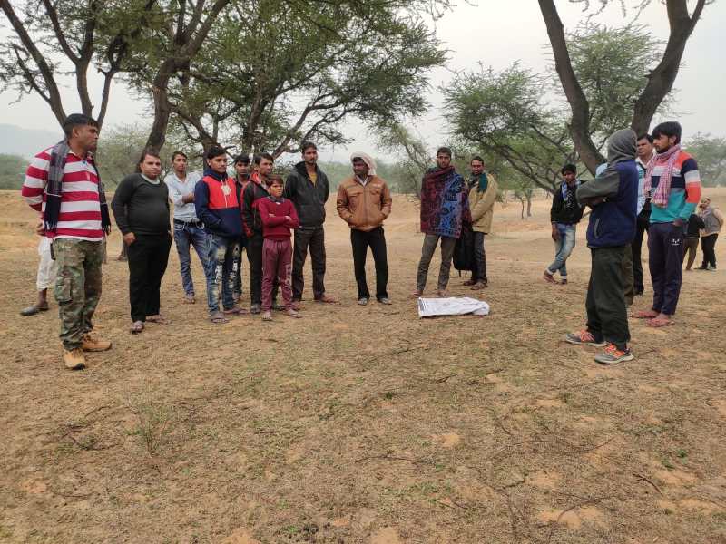 नीलगाय का किया शिकार, ग्रामीणों को पता लगने पर भागे आरोपी