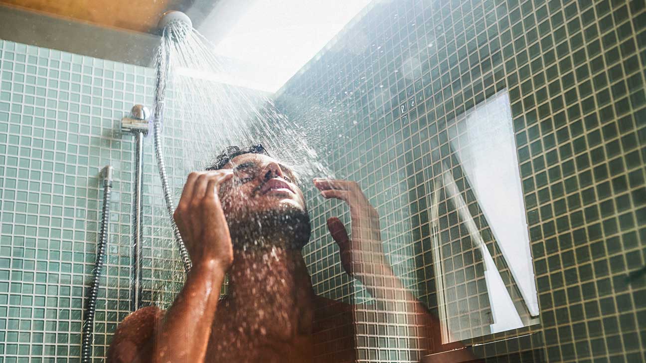 Health benefits of hot water bath: जाने गर्म पानी से नहाने क्यों हैं आपके स्वास्थ्य के लिए लाभकारी
