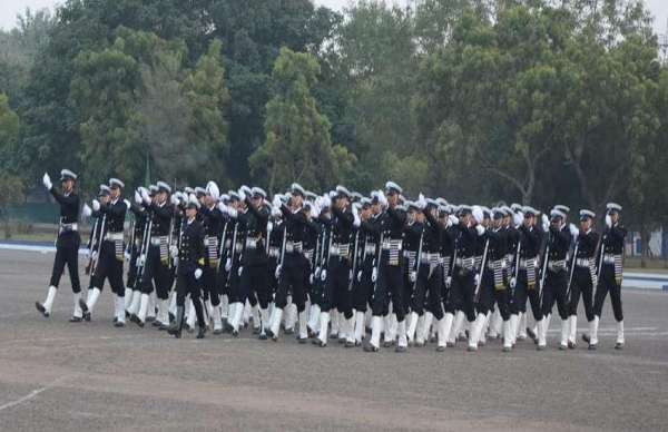 बीटिंग रिट्रीट के दौरान मार्च पास्ट