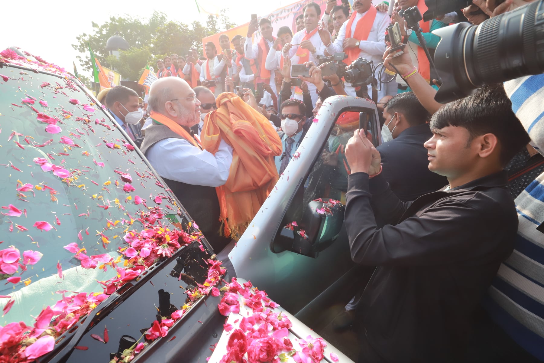 एक घंटा देरी से पहुंचे शाह, केवल एक जगह उतरे और सरपट निकल गए
