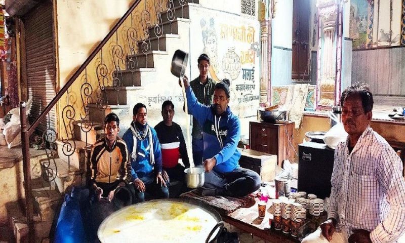 बढऩे लगा सर्दी का अहसास, मन को भा रही केसरयुक्त दूध की मिठास