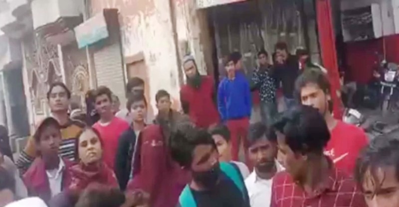 बीच सड़क धमाके के साथ फटी तेजाब की कैन, एक दर्जन से अधिक झुलसे