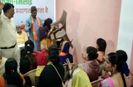 टिकट नहीं मिलने से नाराज भाजपा नेत्री ने चुनाव प्रभारी के सामने मचाया जमकर हंगामा, बैठक में कुर्सियां फेंकी, खींचातनी भी हुई