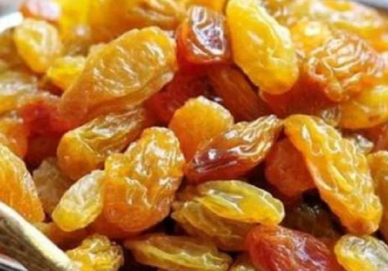 10 किशमिश पानी में भिगोकर रोज सुबह खाएं, दूर भागेगा बुढ़ापा