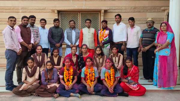 पदक विजेता बालिकाओं को किया सम्मानित