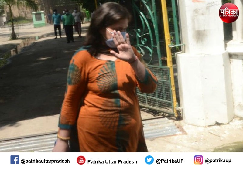 बिकरू कांड के कुख्यात विकास दुबे की पत्नी रिचा दुबे के खिलाफ वारंट जारी