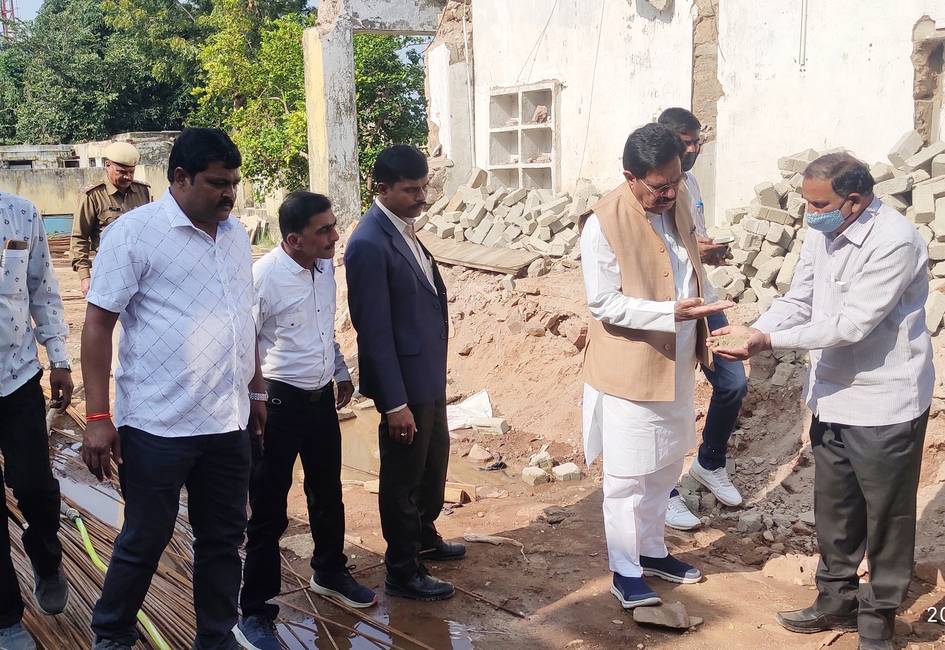 मंत्री आंजना ने किया निर्माणाधीन बालिका आश्रम छात्रावास का निरीक्षण
