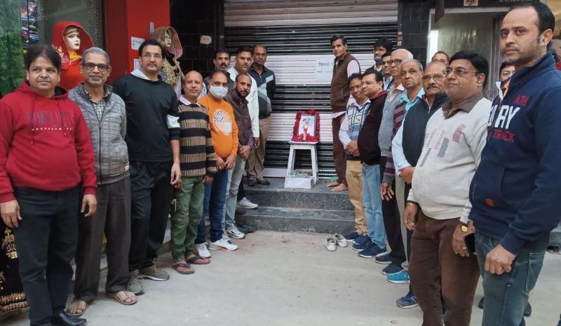 bipin_rawat_cds_मालदास स्ट्रीट में सीडीएस रावत को पुष्पांजलि देते व्यापारी।