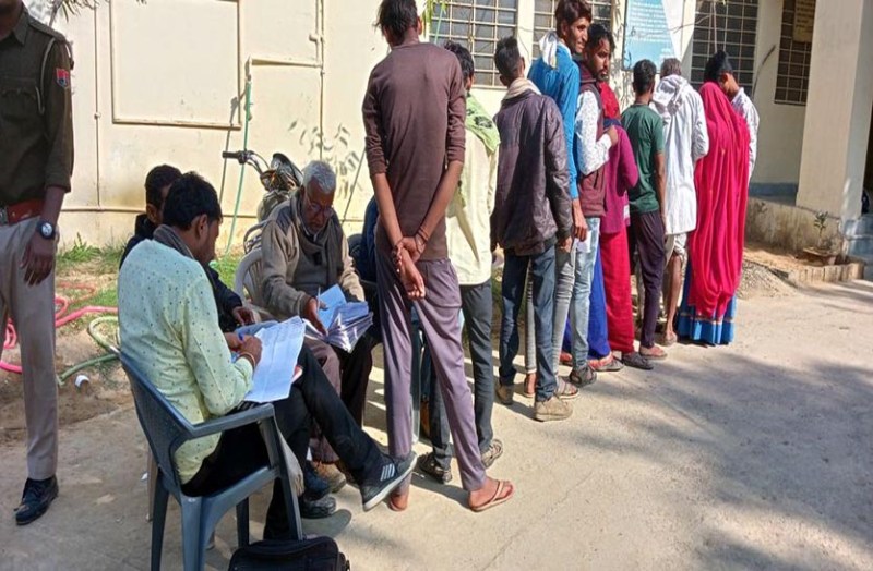 थाने में मिले टोकन, एक किमी दूर बांटा खाद