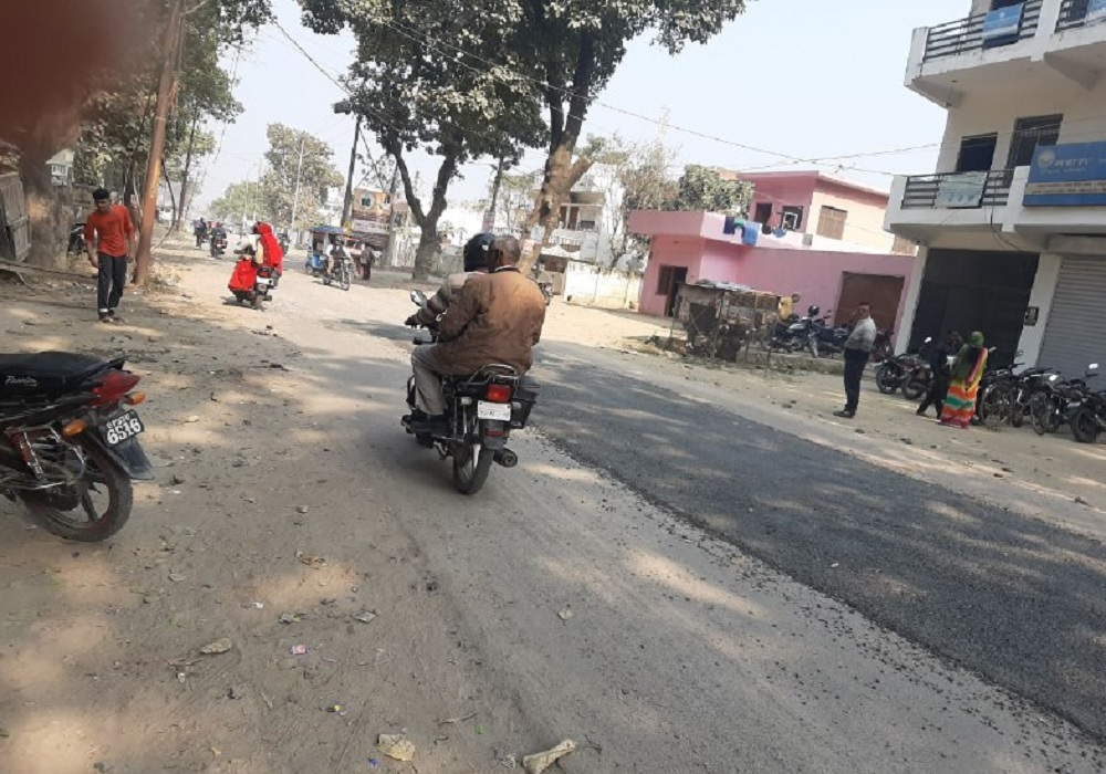 Samvad Setu : जर्जर सड़कें और जगह-जगह गड्ढे बन रहे शहर की पहचान