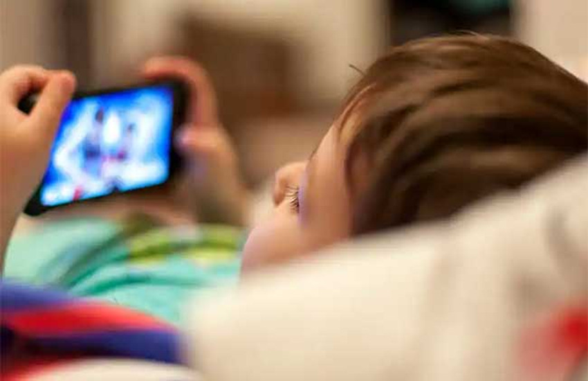 Mobile addiction can take dangerous form in the child, parents should be alert