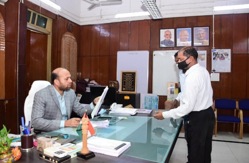 साहब, लॉकडाउन ने सबकुछ छीन लिया अब कैसे करें गुजारा, कुछ तो मदद कीजिए, ऐसी फरियाद लेकर जनदर्शन पहुंच रहे लोग