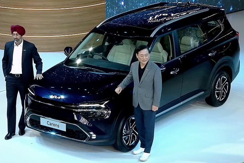 kia_carens_global_debuet-amp.jpg