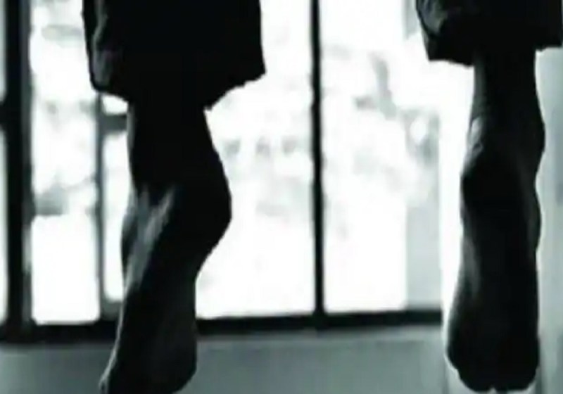 पिता ने दुलारे बेटे को गुस्से में थप्पड़ जड़ा नाराज बेटे ने खुदकुशी कर ली, फिर पिता ने उठाया एक दर्दनाक कदम