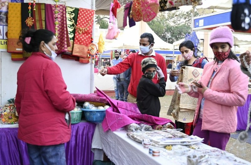 Handicrafts from all over the country gathered in India Handicraft Fair
