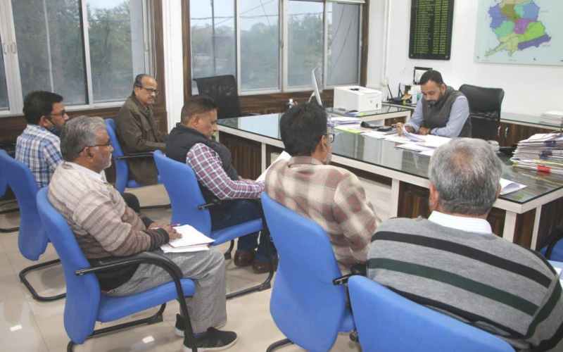 बोले कलेक्टर: कुर्सियों में न बैठें अफसर, धान खरीदी की जांच करने फील्ड में जाएं