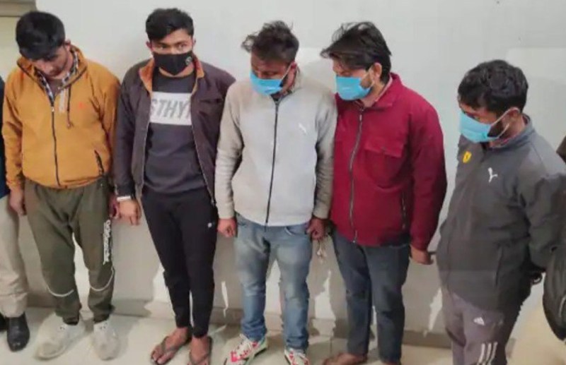 police-arrested-five-accused-while-disclosing-the-solver-gang.jpg
