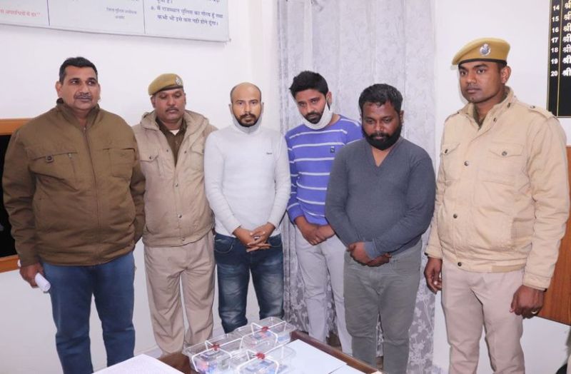 एटीएम, से रकम उड़ाने वाले गिरोह के 3 गुर्गे गिरफ्तार, 64 कार्ड किए बरामद
