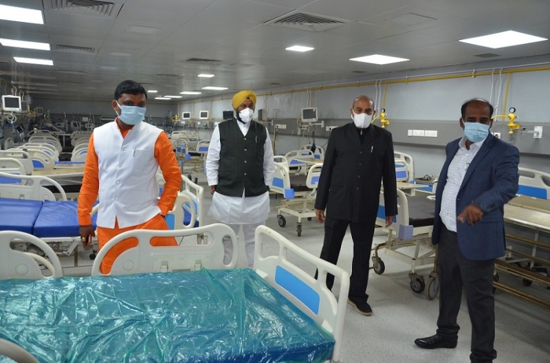 प्रभारी मंत्री ने किया जिला चिकित्सालय का निरीक्षण, मरीजों से की चर्चा